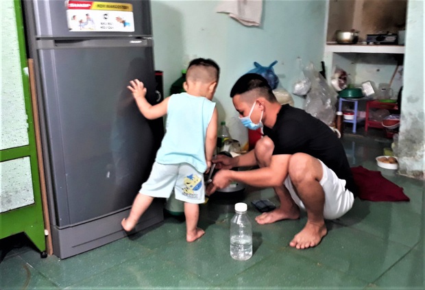 Nhiều hộ dân ở Đà Nẵng muốn đổi mì tôm, cá hộp sang tiền hỗ trợ, lãnh đạo phường nói gì? - Ảnh 2. Nhiều hộ dân ở Đà Nẵng muốn đổi mì tôm, cá hộp sang tiền hỗ trợ, lãnh đạo phường nói gì? - Ảnh 2.