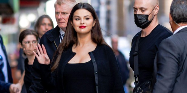 Selena Gomez caused a commotion in the neighborhood: Showing off her huge breasts, but why did her beauty decline in the morning, and then she cut and slashed like this at night? - Photo 5.
