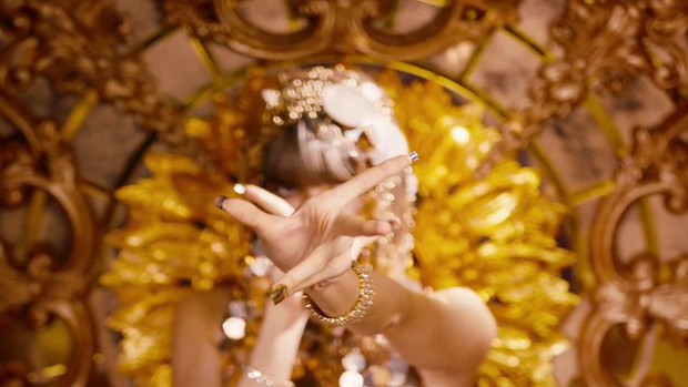 9 điều bạn đã bỏ lỡ trong teaser MV của Lisa: Sự liên kết với các MV BLACKPINK, niềm tự hào Thái Lan qua 1 chi tiết nhỏ - Ảnh 9. 9 điều bạn đã bỏ lỡ trong teaser MV của Lisa: Sự liên kết với các MV BLACKPINK, niềm tự hào Thái Lan qua 1 chi tiết nhỏ - Ảnh 9.