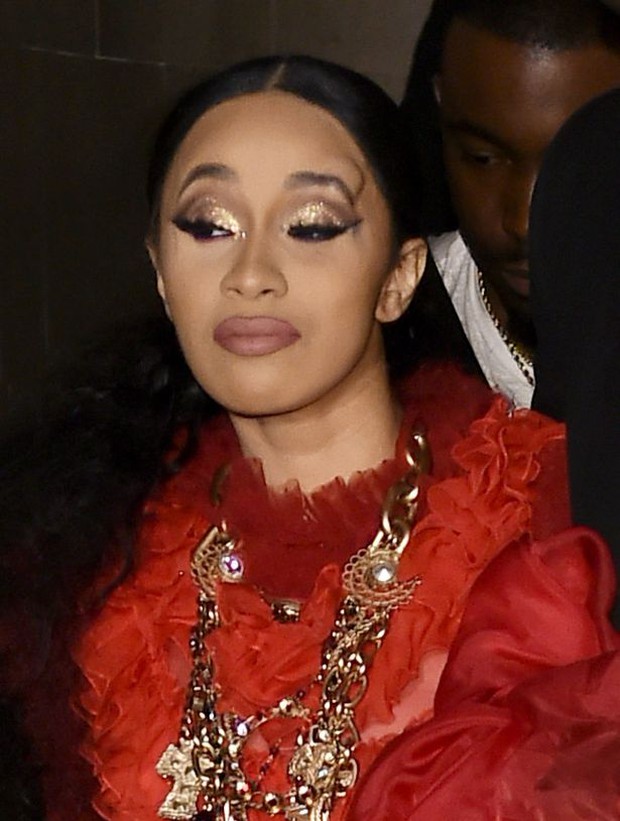 Cardi B và Nicki Minaj từng choảng nhau ngày này 3 năm trước, nhưng đó lại không phải màn ném guốc đầu tiên của kẻ u đầu! - Ảnh 10. Cardi B và Nicki Minaj từng choảng nhau ngày này 3 năm trước, nhưng đó lại không phải màn ném guốc đầu tiên của kẻ u đầu! - Ảnh 10.