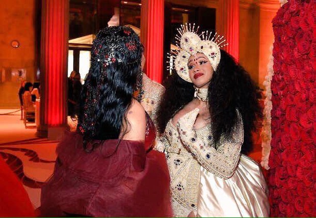Cardi B và Nicki Minaj từng choảng nhau ngày này 3 năm trước, nhưng đó lại không phải màn ném guốc đầu tiên của kẻ u đầu! - Ảnh 1. Cardi B và Nicki Minaj từng choảng nhau ngày này 3 năm trước, nhưng đó lại không phải màn ném guốc đầu tiên của kẻ u đầu! - Ảnh 1.