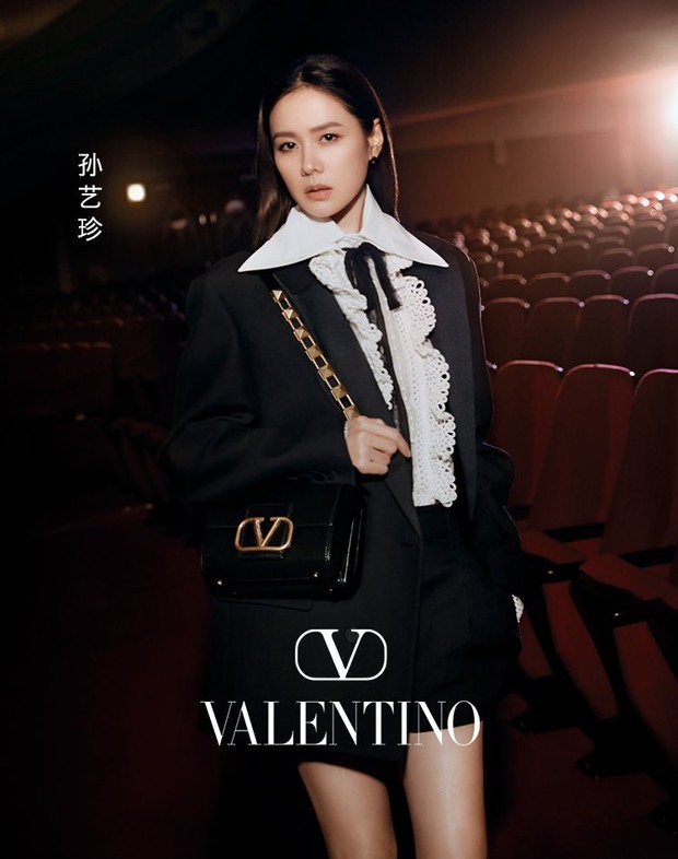 Son Ye Jin đẹp ngất ngây trong loạt ảnh mới: Mặt đẹp sang chảnh như tài phiệt, nhìn xuống chân dài nuột nà còn choáng hơn - Ảnh 3. Son Ye Jin đẹp ngất ngây trong loạt ảnh mới: Mặt đẹp sang chảnh như tài phiệt, nhìn xuống chân dài nuột nà còn choáng hơn - Ảnh 3.