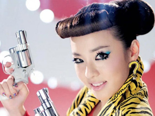 Trời ơi bão táp mưa sa, Dara là chị, em là Yeji - Mặt xinh thì để làm chi, để stylist dìm tạo hình khó coi! - Ảnh 3.