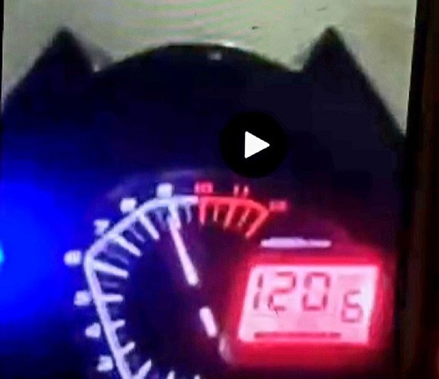 Thanh niên xăm trổ livestream chạy xe với tốc độ 120km/h, thông chốt kiểm dịch để về dự sinh nhật vợ bạn - Ảnh 2. Thanh niên xăm trổ livestream chạy xe với tốc độ 120km/h, thông chốt kiểm dịch để về dự sinh nhật vợ bạn - Ảnh 2.