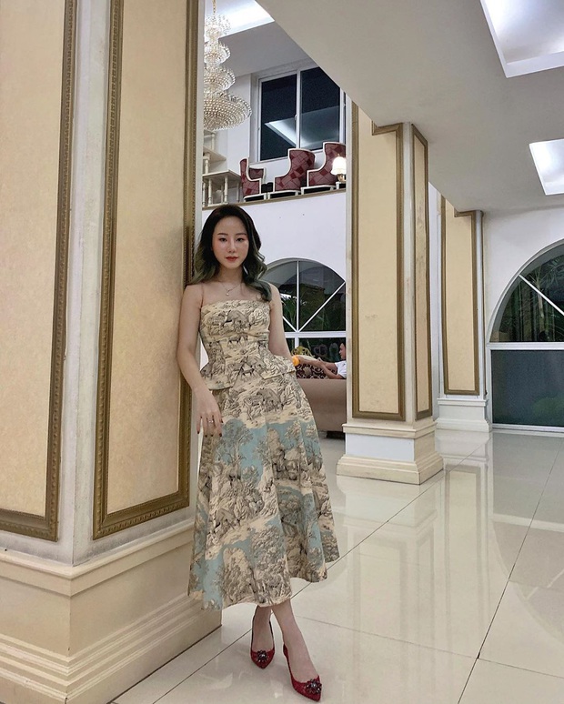 Tiểu thư RMIT đi Lexus tiết lộ độ giàu của gia đình chỉ bằng 1 vật dụng nhỏ xíu - Ảnh 3. Tiểu thư RMIT đi Lexus tiết lộ độ giàu của gia đình chỉ bằng 1 vật dụng nhỏ xíu - Ảnh 3.