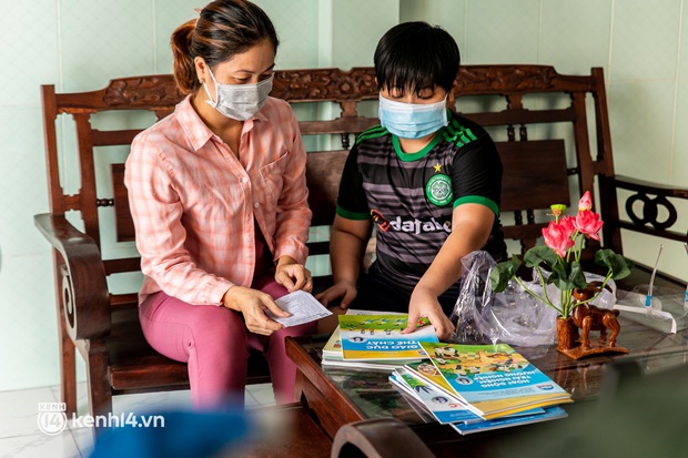 Ảnh: Bộ đội lặn lội xuống các xóm nhỏ, đến từng nhà trao sách cho các học sinh ở TP.HCM - Ảnh 7.