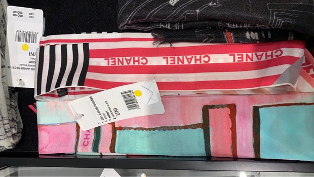 Đập tan tin đồn dùng hàng fake, Phương Oanh được chứng minh diện khăn Chanel xịn 100% trong Hương Vị Tình Thân - Ảnh 4. Đập tan tin đồn dùng hàng fake, Phương Oanh được chứng minh diện khăn Chanel xịn 100% trong Hương Vị Tình Thân - Ảnh 4.