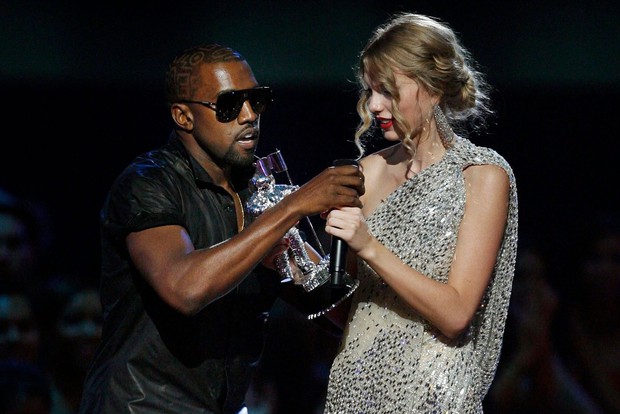 9 khoảnh khắc sốc nhất VMAs: Kanye West giật mic Taylor Swift, Lady Gaga thịt sống không bằng hành động của 2 chị số 4 - Ảnh 17. 9 khoảnh khắc sốc nhất VMAs: Kanye West giật mic Taylor Swift, Lady Gaga thịt sống không bằng hành động của 2 chị số 4 - Ảnh 17.