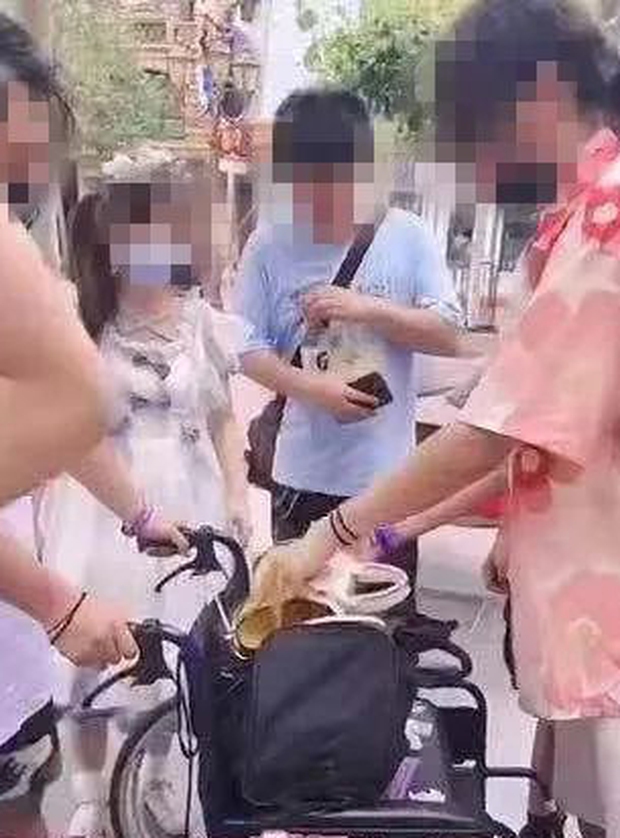 Nở rộ dịch vụ thuê xe lăn, đẩy xe lăn cho du khách lười cuốc bộ mà vẫn thích thăm quan tại Disneyland Trung Quốc - Ảnh 2. Nở rộ dịch vụ thuê xe lăn, đẩy xe lăn cho du khách lười cuốc bộ mà vẫn thích thăm quan tại Disneyland Trung Quốc - Ảnh 2.