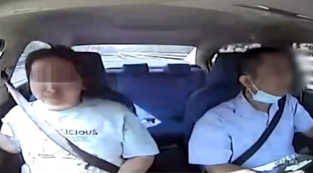 Video sốc: Xe đang chạy trên đường cao tốc, nữ hành khách đột nhiên rút dao đâm điên cuồng vào cổ tài xế hàng chục nhát - Ảnh 2.