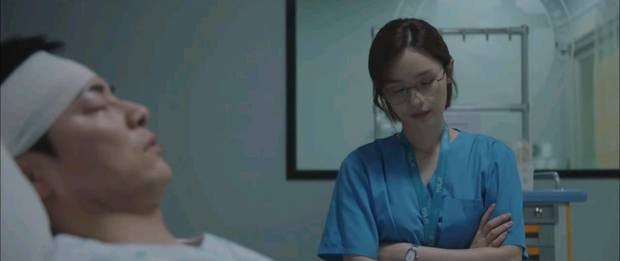 Quá hot: Ik Jun - Song Hwa hôn cháy màn hình, đôi nhà Gấu cũng chính thức yêu nhau luôn trong Hospital Playlist 2 tập 11! - Ảnh 5. Quá hot: Ik Jun - Song Hwa hôn cháy màn hình, đôi nhà Gấu cũng chính thức yêu nhau luôn trong Hospital Playlist 2 tập 11! - Ảnh 5.