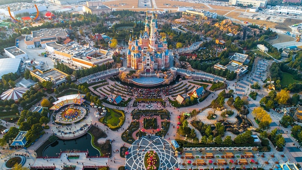 Nở rộ dịch vụ thuê xe lăn, đẩy xe lăn cho du khách lười cuốc bộ mà vẫn thích thăm quan tại Disneyland Trung Quốc - Ảnh 4. Nở rộ dịch vụ thuê xe lăn, đẩy xe lăn cho du khách lười cuốc bộ mà vẫn thích thăm quan tại Disneyland Trung Quốc - Ảnh 4.