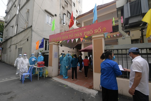 Đoàn Y tế 800 người đầu tiên đã bắt tay  giúp Hà Nội tiêm vắc-xin, xét nghiệm Covid-19 diện rộng - Ảnh 1.
