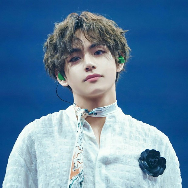 Dàn idol Hàn xuất thân nghèo khổ giờ là “cá kiếm” thứ thiệt: V, SUGA (BTS) đổi đời, đàn chị BLACKPINK từ gánh nợ giờ giàu nứt vách - Ảnh 1. Dàn idol Hàn xuất thân nghèo khổ giờ là “cá kiếm” thứ thiệt: V, SUGA (BTS) đổi đời, đàn chị BLACKPINK từ gánh nợ giờ giàu nứt vách - Ảnh 1.