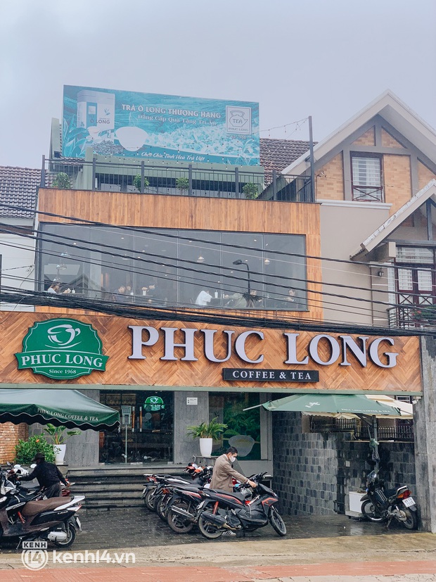 Các quán cà phê Đà Lạt “tới công chuyện” hôm nay: Khách ra vào tấp nập, quán vỉa hè cũng đông - Ảnh 9. Các quán cà phê Đà Lạt “tới công chuyện” hôm nay: Khách ra vào tấp nập, quán vỉa hè cũng đông - Ảnh 9.