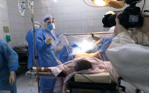 Ê-kíp VTV làm nên phóng sự đầy ám ảnh “Ranh giới”: 21 ngày bám trụ tại bệnh viện, chứng kiến khoảnh khắc sinh ly tử biệt đau xé lòng - Ảnh 5. Ê-kíp VTV làm nên phóng sự đầy ám ảnh “Ranh giới”: 21 ngày bám trụ tại bệnh viện, chứng kiến khoảnh khắc sinh ly tử biệt đau xé lòng - Ảnh 5.