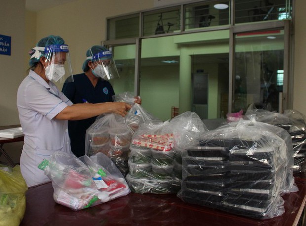 Mỗi tua làm việc của bác sĩ, điều dưỡng tuyến đầu từ 8 đến 10 giờ - Ảnh 3. Mỗi tua làm việc của bác sĩ, điều dưỡng tuyến đầu từ 8 đến 10 giờ - Ảnh 3.