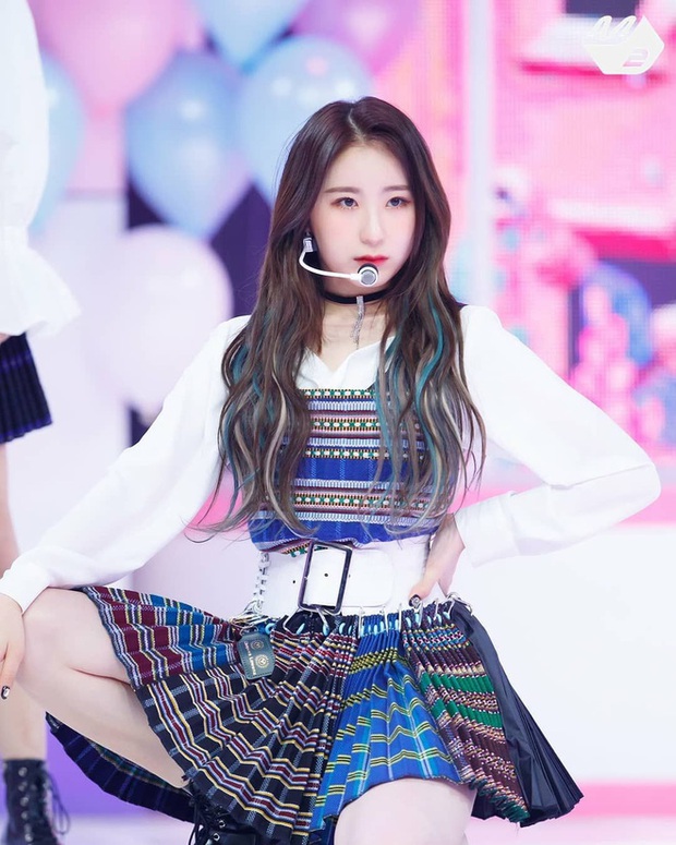 Sự nghiệp lênh đênh của Chaeyeon: Lỡ cơ hội debut với TWICE, IZ*ONE tan rã chóng vánh, đến lúc đi thi đấu thì liên tục rơi nước mắt - Ảnh 17. Sự nghiệp lênh đênh của Chaeyeon: Lỡ cơ hội debut với TWICE, IZ*ONE tan rã chóng vánh, đến lúc đi thi đấu thì liên tục rơi nước mắt - Ảnh 17.