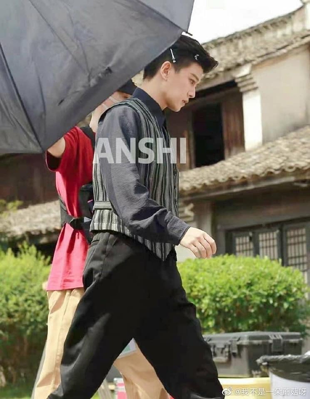 Nhậm Gia Luân vuốt tóc bảnh tỏn muốn xỉu ở phim mới, nhìn vào đố ai biết đã cưới vợ rồi? - Ảnh 1. Nhậm Gia Luân vuốt tóc bảnh tỏn muốn xỉu ở phim mới, nhìn vào đố ai biết đã cưới vợ rồi? - Ảnh 1.