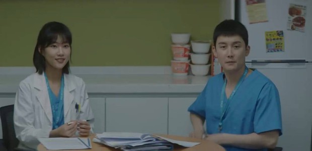 Quá hot: Ik Jun - Song Hwa hôn cháy màn hình, đôi nhà Gấu cũng chính thức yêu nhau luôn trong Hospital Playlist 2 tập 11! - Ảnh 14. Quá hot: Ik Jun - Song Hwa hôn cháy màn hình, đôi nhà Gấu cũng chính thức yêu nhau luôn trong Hospital Playlist 2 tập 11! - Ảnh 14.
