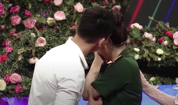 Nữ thiếu uý đặc công khiến cả show hẹn hò trầm trồ vì quá xinh, thẹn thùng khi được soái ca thơm - Ảnh 5. Nữ thiếu uý đặc công khiến cả show hẹn hò trầm trồ vì quá xinh, thẹn thùng khi được soái ca thơm - Ảnh 5.