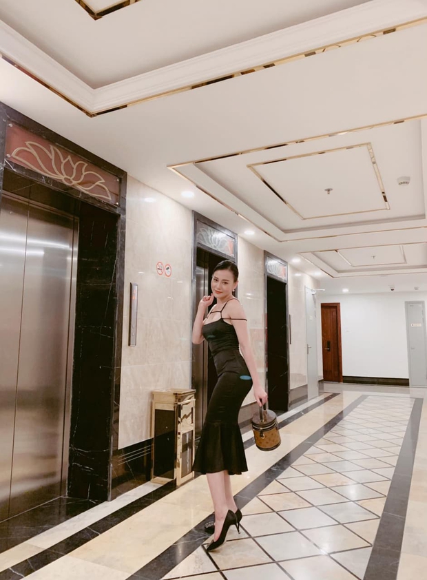 Đập tan tin đồn dùng hàng fake, Phương Oanh được chứng minh diện khăn Chanel xịn 100% trong Hương Vị Tình Thân - Ảnh 7. Đập tan tin đồn dùng hàng fake, Phương Oanh được chứng minh diện khăn Chanel xịn 100% trong Hương Vị Tình Thân - Ảnh 7.