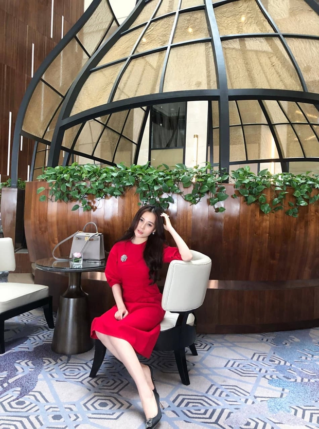 Đập tan tin đồn dùng hàng fake, Phương Oanh được chứng minh diện khăn Chanel xịn 100% trong Hương Vị Tình Thân - Ảnh 10. Đập tan tin đồn dùng hàng fake, Phương Oanh được chứng minh diện khăn Chanel xịn 100% trong Hương Vị Tình Thân - Ảnh 10.