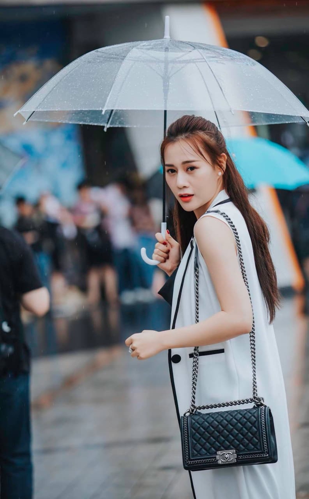 Đập tan tin đồn dùng hàng fake, Phương Oanh được chứng minh diện khăn Chanel xịn 100% trong Hương Vị Tình Thân - Ảnh 8. Đập tan tin đồn dùng hàng fake, Phương Oanh được chứng minh diện khăn Chanel xịn 100% trong Hương Vị Tình Thân - Ảnh 8.