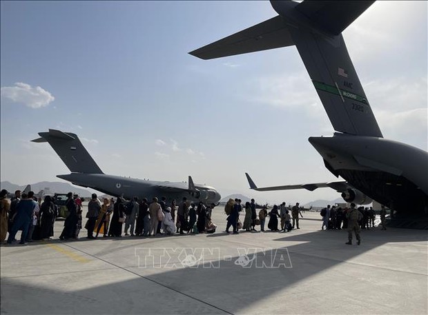 Taliban cho phép 200 công dân Mỹ và công dân nước thứ 3 rời khỏi Afghanistan - Ảnh 1. Taliban cho phép 200 công dân Mỹ và công dân nước thứ 3 rời khỏi Afghanistan - Ảnh 1.