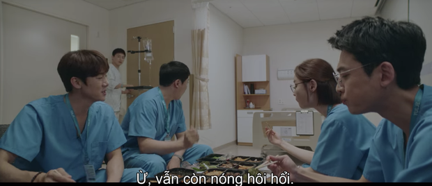 Quá hot: Ik Jun - Song Hwa hôn cháy màn hình, đôi nhà Gấu cũng chính thức yêu nhau luôn trong Hospital Playlist 2 tập 11! - Ảnh 10. Quá hot: Ik Jun - Song Hwa hôn cháy màn hình, đôi nhà Gấu cũng chính thức yêu nhau luôn trong Hospital Playlist 2 tập 11! - Ảnh 10.