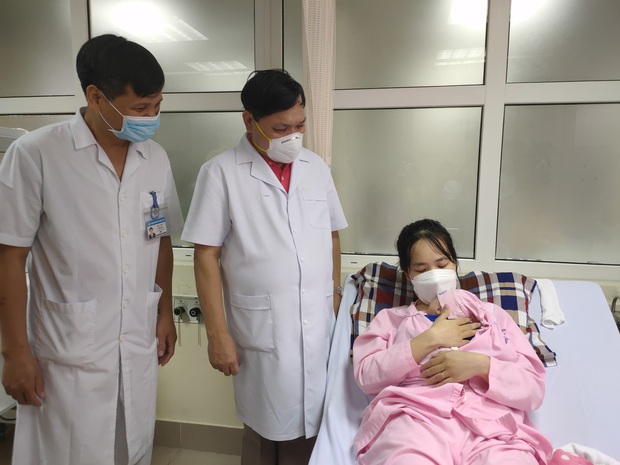 Kỳ tích cứu sống bé gái sinh non nhẹ cân nhất Việt Nam chỉ nặng 400 gram - Ảnh 2. Kỳ tích cứu sống bé gái sinh non nhẹ cân nhất Việt Nam chỉ nặng 400 gram - Ảnh 2.