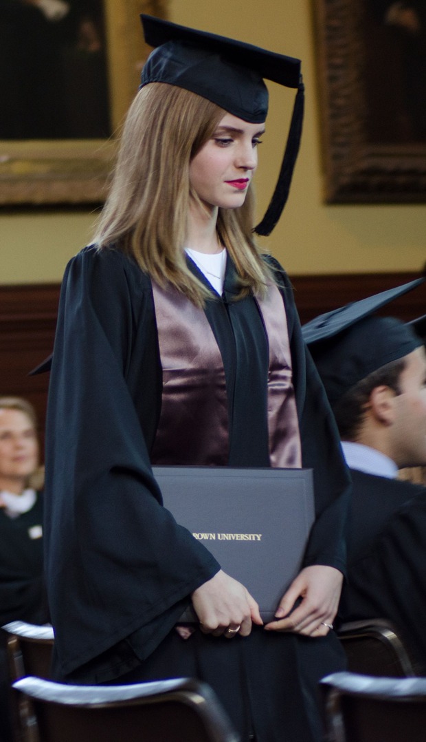 The whole social network is buzzing because of Emma Watson's legendary graduation photo: Her dazzling beauty surpasses ordinary photos, online husbands flock to her to get married - Photo 3.