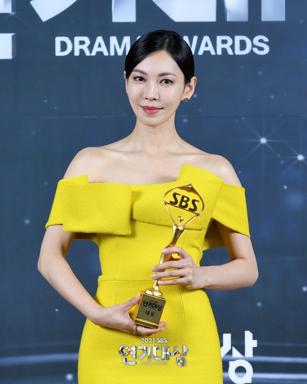 SBS Drama Awards 2021: Ác nữ Penthouse Kim So Yeon lần đầu nhận Daesang, Kim Yoo Jung xinh xỉu ẵm cúp cùng chồng yêu - Ảnh 2. SBS Drama Awards 2021: Ác nữ Penthouse Kim So Yeon lần đầu nhận Daesang, Kim Yoo Jung xinh xỉu ẵm cúp cùng chồng yêu - Ảnh 2.