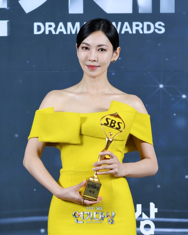 Song Hye Kyo trắng tay dù SBS Drama Awards như đại hội xả cúp, netizen mỉa mai chị hết thời thật rồi - Ảnh 3.