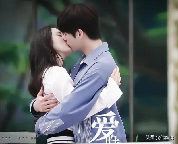 Tóm gọn Dương Mịch ôm hôn trai trẻ giữa đêm khuya, Trung thay Hàn tung thính đầu năm nhưng sự thật là gì? - Ảnh 4. Tóm gọn Dương Mịch ôm hôn trai trẻ giữa đêm khuya, Trung thay Hàn tung thính đầu năm nhưng sự thật là gì? - Ảnh 4.