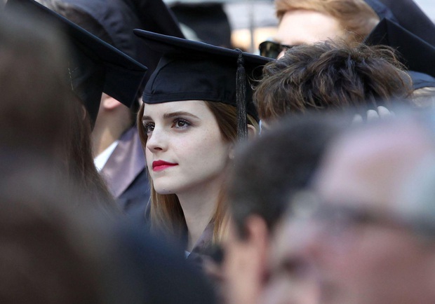 The whole social network is buzzing because of Emma Watson's legendary graduation photo: Her dazzling beauty rejects ordinary photos, online husbands flock to her to get married - Photo 7.