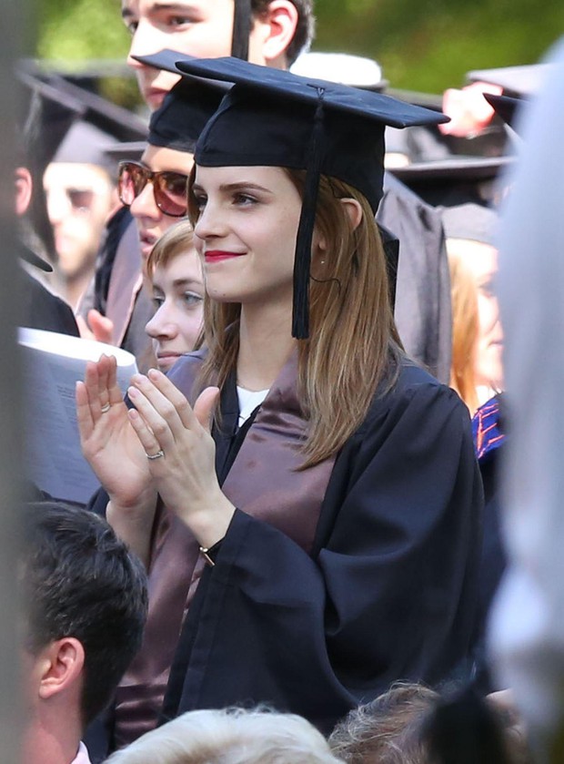 The whole social network is buzzing because of Emma Watson's legendary graduation photo: Her dazzling beauty surpasses ordinary photos, online husbands flock to her to get married - Photo 8.