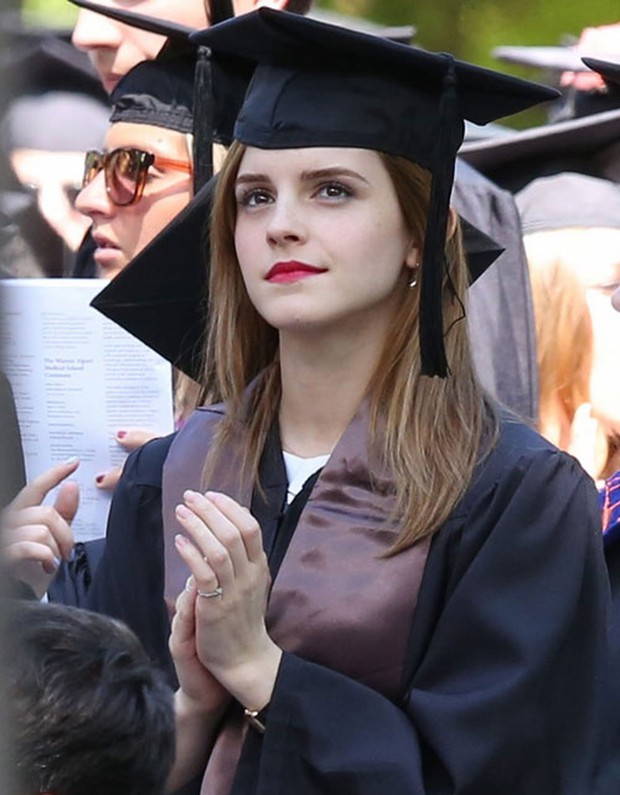 The whole social network is buzzing because of Emma Watson's legendary graduation photo: Her dazzling beauty surpasses ordinary photos, online husbands flock to her to get married - Photo 9.