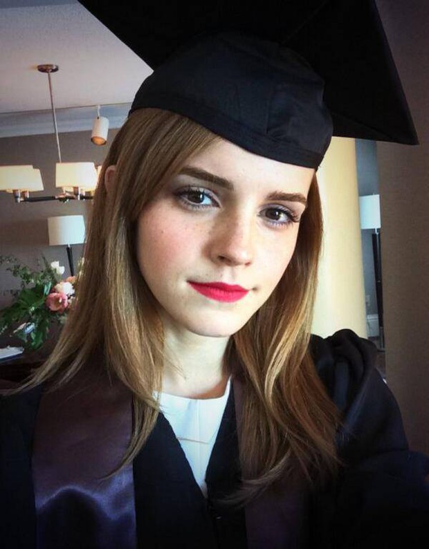 The whole social network is buzzing because of Emma Watson's legendary graduation photo: Her dazzling beauty rejects ordinary photos, online husbands flock to her to get married - Photo 10.
