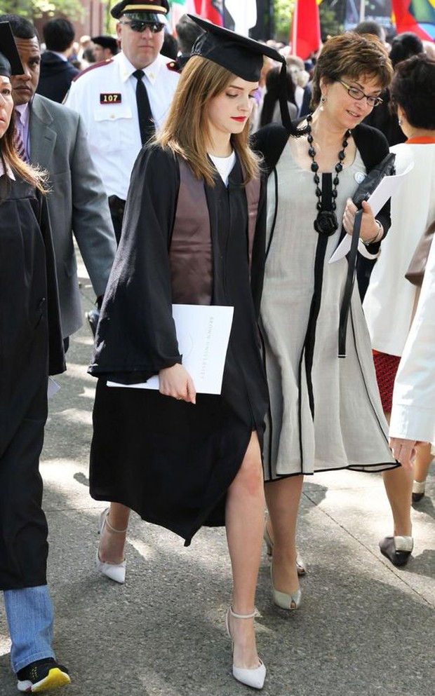 The whole social network is buzzing because of Emma Watson's legendary graduation photo: Her dazzling beauty surpasses ordinary photos, online husbands flock to her to get married - Photo 11.