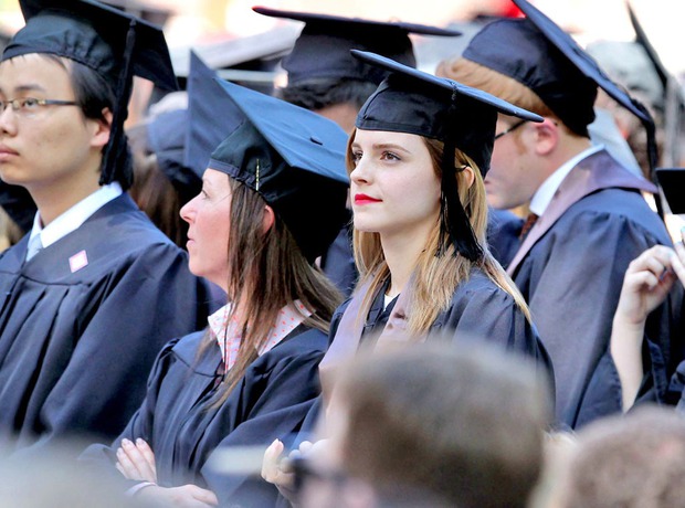 The whole social network is buzzing because of Emma Watson's legendary graduation photo: Her dazzling beauty surpasses ordinary photos, online husbands flock to her to get married - Photo 6.