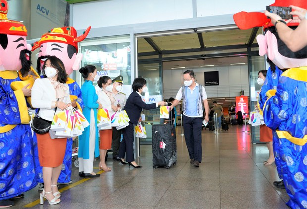 Đà Nẵng đón đoàn khách du lịch đầu tiên ngày đầu năm mới 2022 - Ảnh 2.