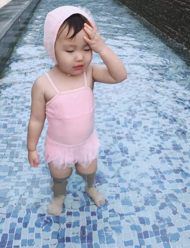 Đưa con gái 2 tuổi đi bơi, bà mẹ trẻ méo mặt khi thấy vật thể lạ trên mặt nước, hành động chữa cháy của phía bể bơi khiến nhiều người không khỏi gật gù - Ảnh 1.