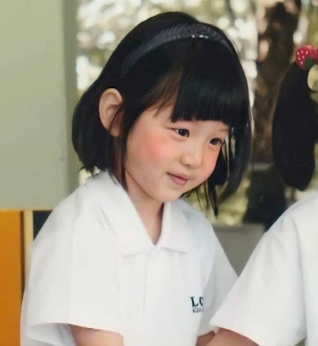 Idol Hàn có ảnh thời đi học bụ bẫm: Hoá ra xuất thân con nhà tài phiệt, sau 10 năm nhan sắc xuất thần đến ngỡ ngàng - Ảnh 1. Idol Hàn có ảnh thời đi học bụ bẫm: Hoá ra xuất thân con nhà tài phiệt, sau 10 năm nhan sắc xuất thần đến ngỡ ngàng - Ảnh 1.