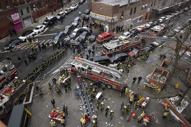 Cháy chung cư ở thành phố New York (Mỹ) khiến 19 người tử vong, bao gồm 9 trẻ em - Ảnh 2.