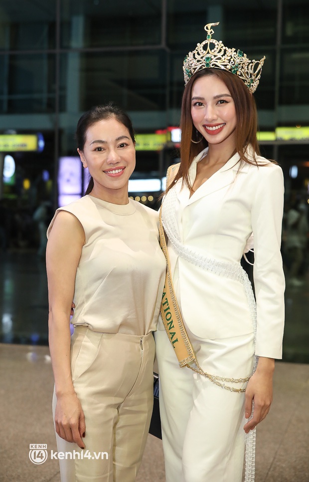 Bố ruột đánh úp Thùy Tiên bằng 1 món quà đặc biệt, cảm xúc chính chủ thế nào mà fan quay còn rung máy? - Ảnh 7. Bố ruột đánh úp Thùy Tiên bằng 1 món quà đặc biệt, cảm xúc chính chủ thế nào mà fan quay còn rung máy? - Ảnh 7.