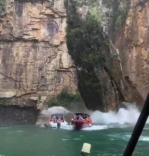 Vụ vách đá lớn rơi xuống du khách: Thấy sỏi rơi nhưng lái thuyền nói không có vấn đề - Ảnh 1. Vụ vách đá lớn rơi xuống du khách: Thấy sỏi rơi nhưng lái thuyền nói không có vấn đề - Ảnh 1.
