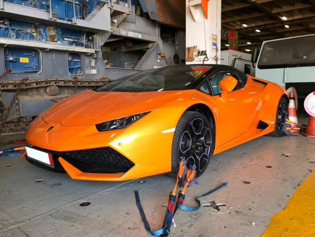 Lamborghini Huracan Spyder độc nhất Việt Nam bị bỏ quên hơn 5 tháng tại cảng Tiên Sa, giá trị không dưới 10 tỷ đồng - Ảnh 1. Lamborghini Huracan Spyder độc nhất Việt Nam bị bỏ quên hơn 5 tháng tại cảng Tiên Sa, giá trị không dưới 10 tỷ đồng - Ảnh 1.