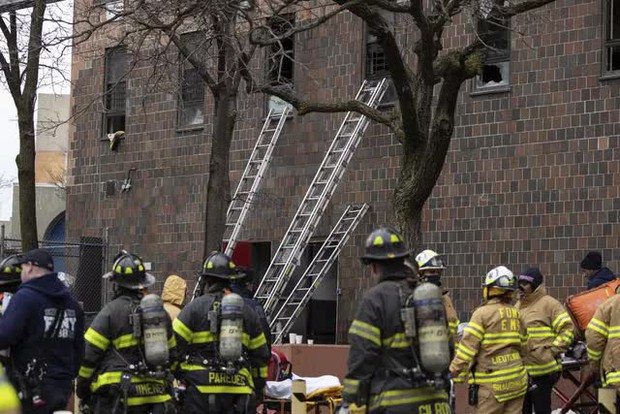 Cháy chung cư ở thành phố New York (Mỹ) khiến 19 người tử vong, bao gồm 9 trẻ em - Ảnh 8.