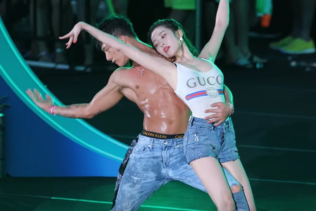 Sân khấu ướt át đỏ mặt của Sunmi hot trở lại, hóa ra dancer chính là chàng tắm chung với cô nàng hot nhất show Địa Ngục Độc Thân! - Ảnh 5. Sân khấu ướt át đỏ mặt của Sunmi hot trở lại, hóa ra dancer chính là chàng tắm chung với cô nàng hot nhất show Địa Ngục Độc Thân! - Ảnh 5.